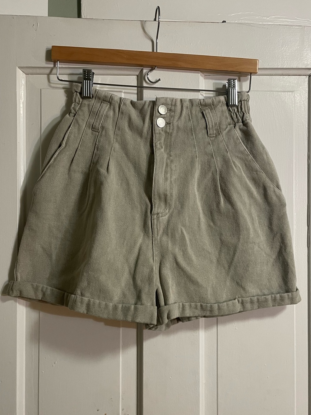 Aaron & Amber, high-waisted olive green shorts, M